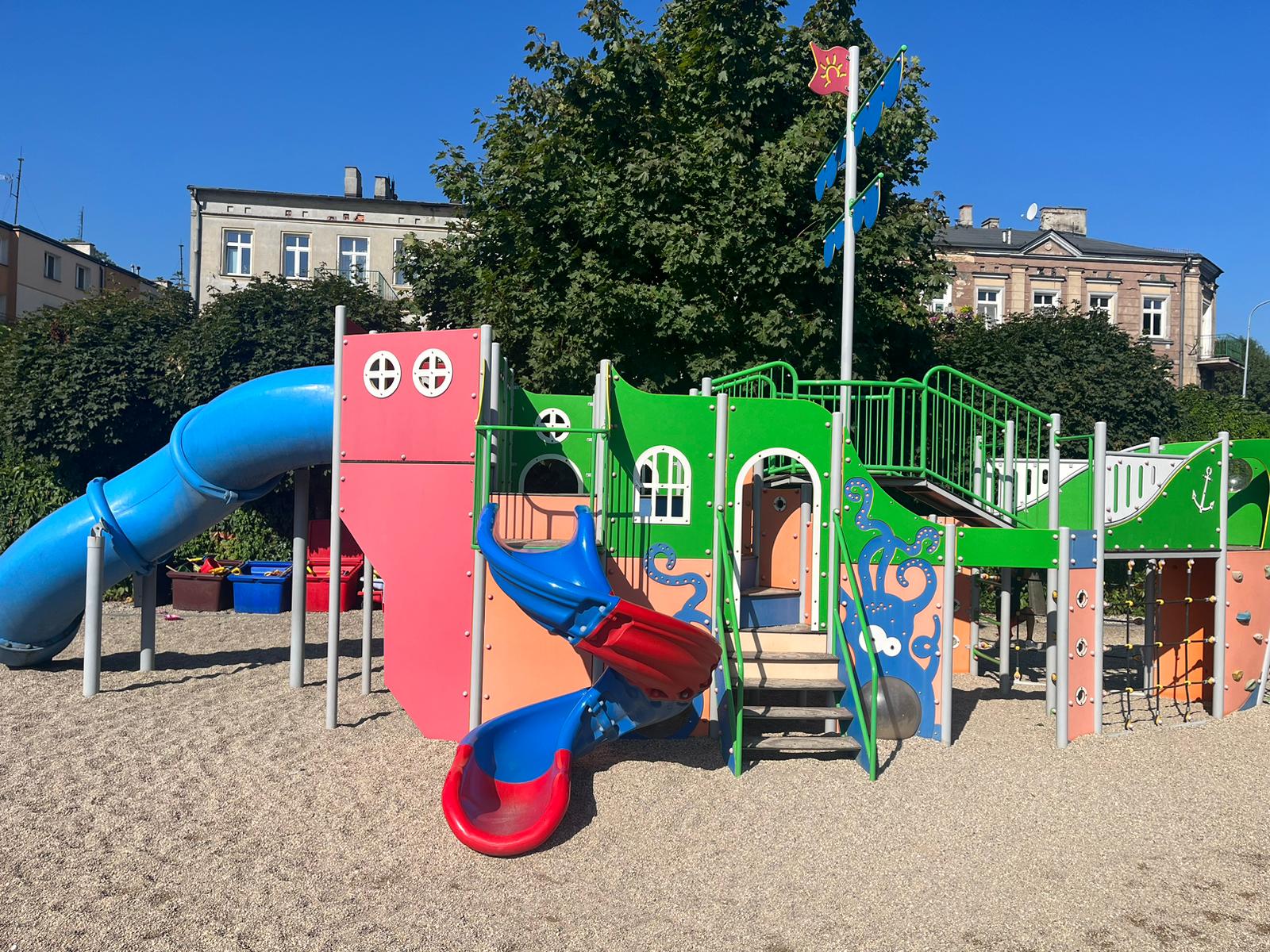 Drzwi otwarte na placu zabaw ;)
